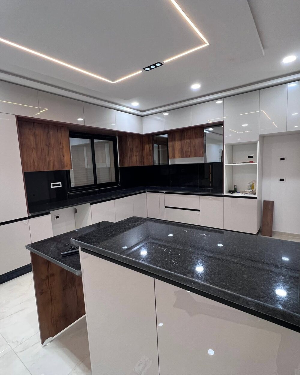 Cuisine sur mesure en noyer réalisée par Crafted & Kitchens à Tanger