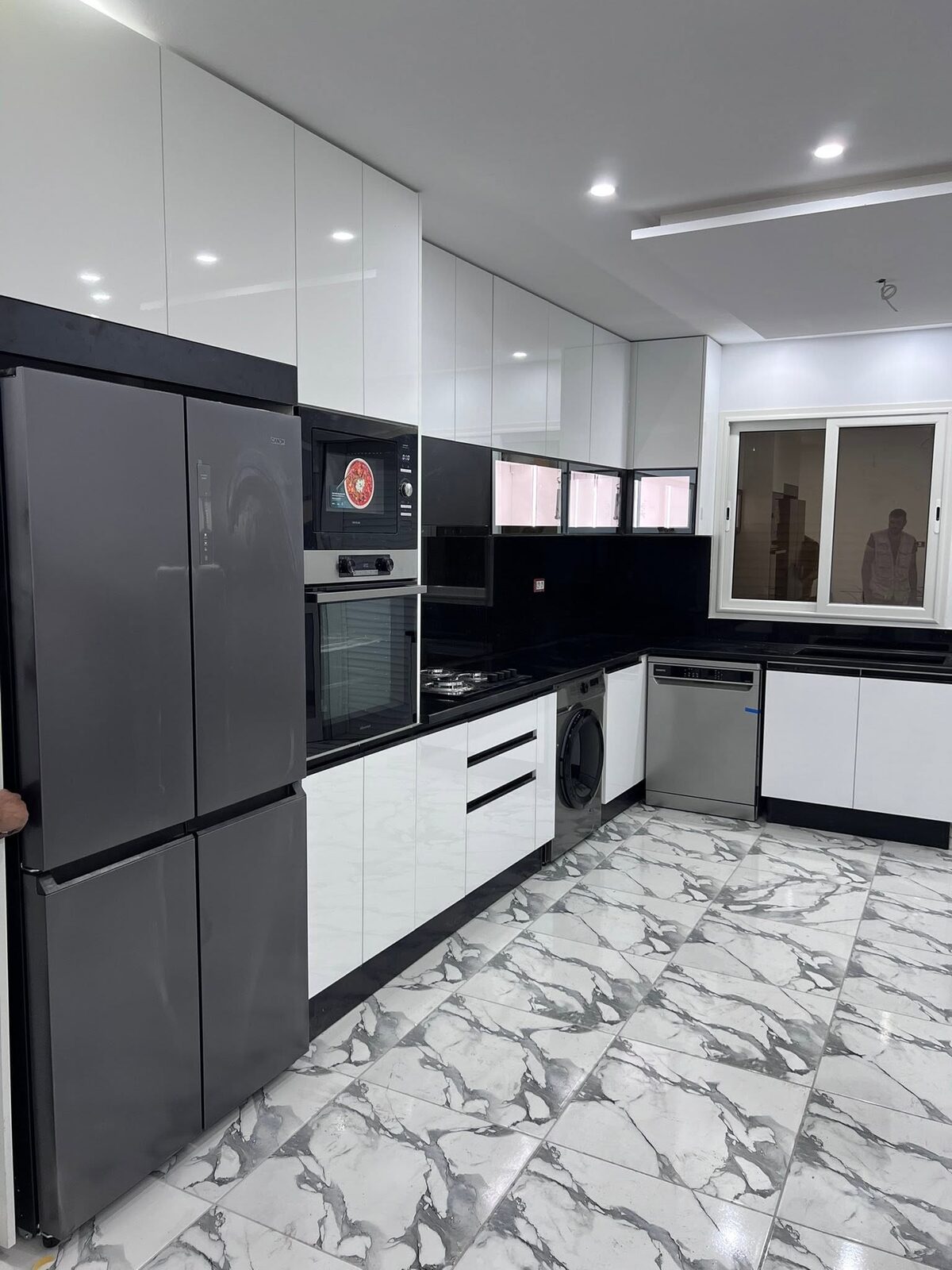 Cuisine blanche et noire avec colonnes four et réfrigérateur encastrés — sur mesure à Tanger