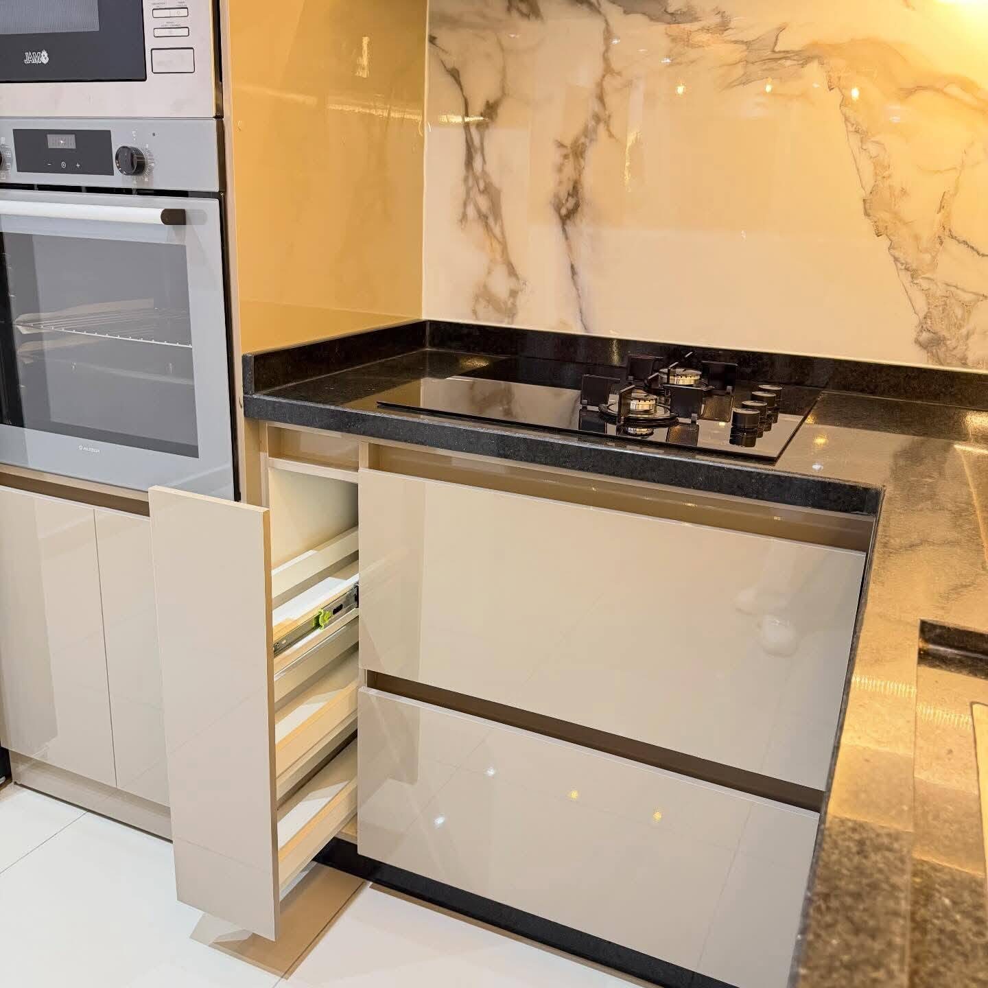 Cuisine avec crédence en marbre, colonne four et tiroirs ouverts — sur mesure à Tanger