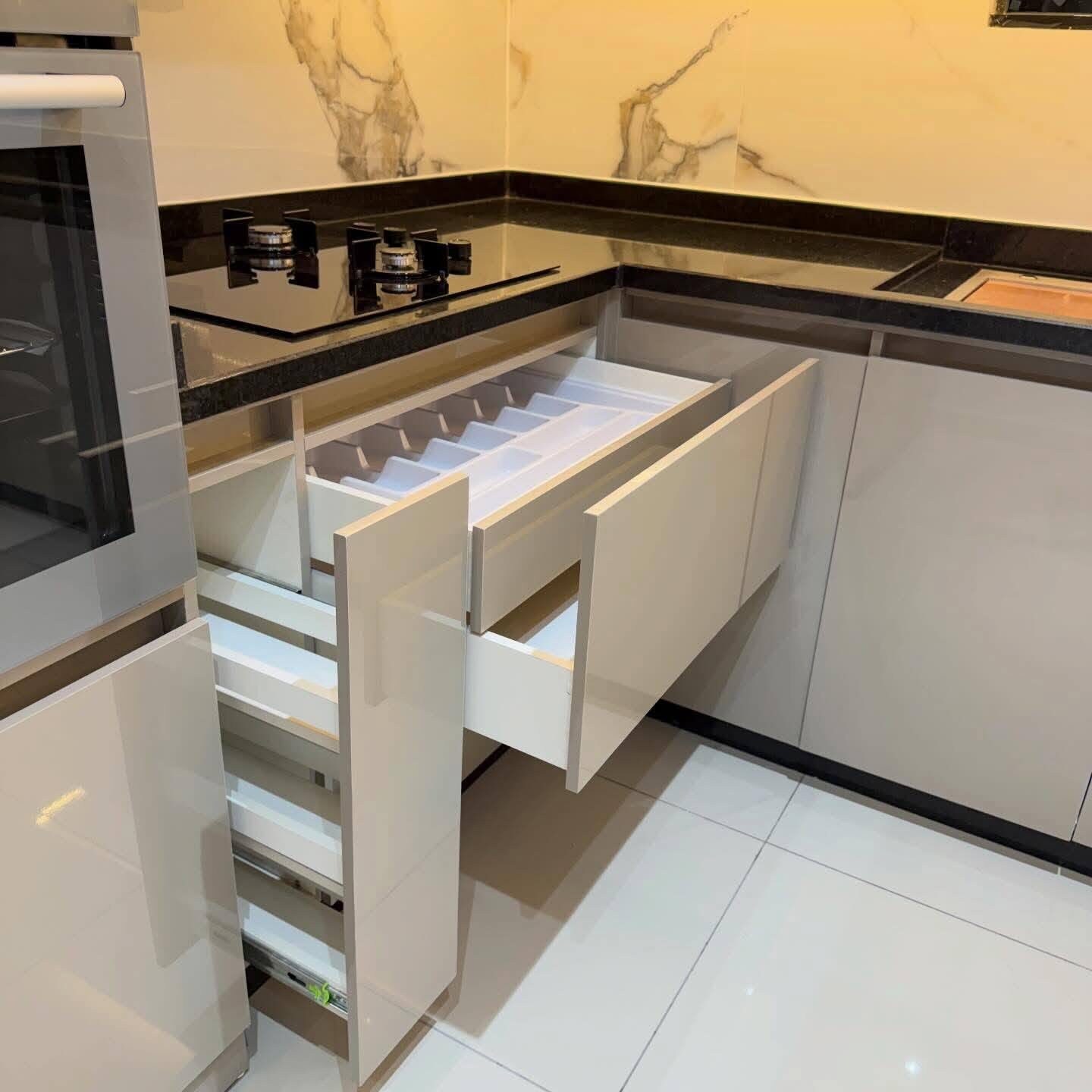 Rangements de cuisine sur mesure avec crédence en marbre éclairée — réalisation à Tanger
