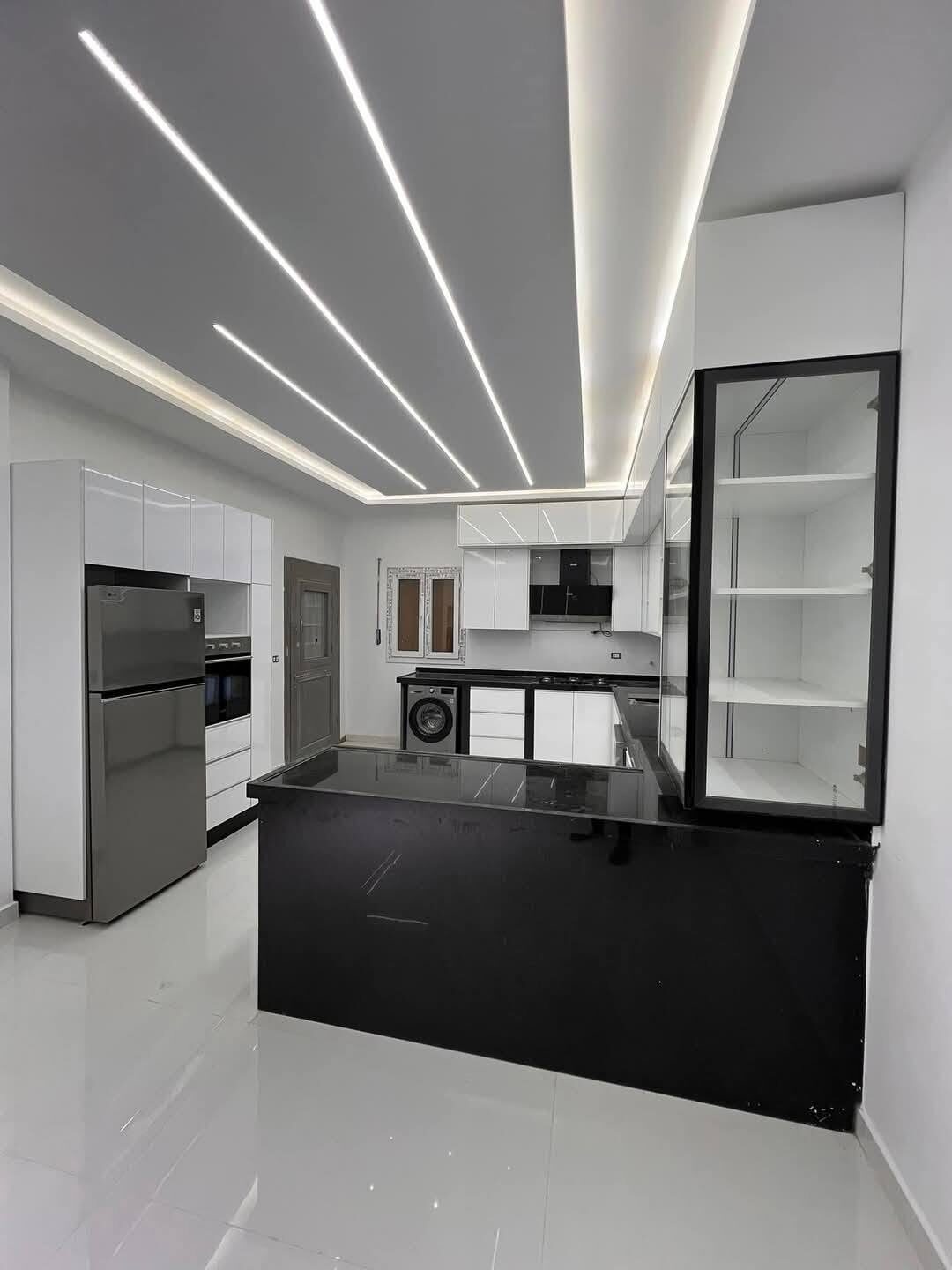 Cuisine équipée blanche et noire minimaliste — Minimaliste · Tanger