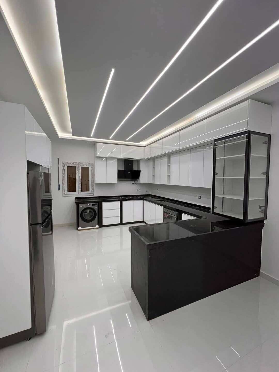 Cuisine blanche et noire avec îlot et éclairage LED linéaire — sur mesure à Tanger