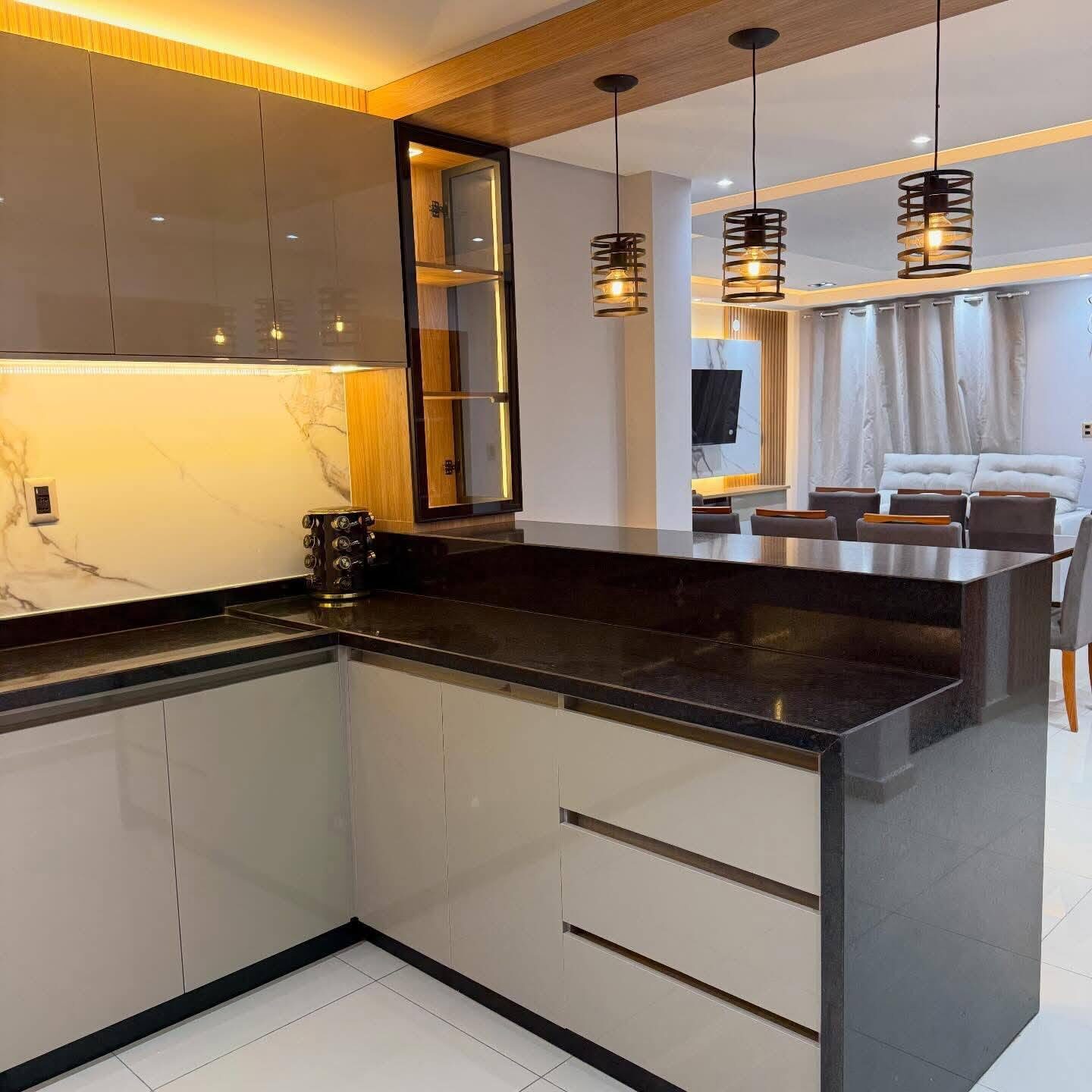 Cuisine moderne avec bar et touches laiton