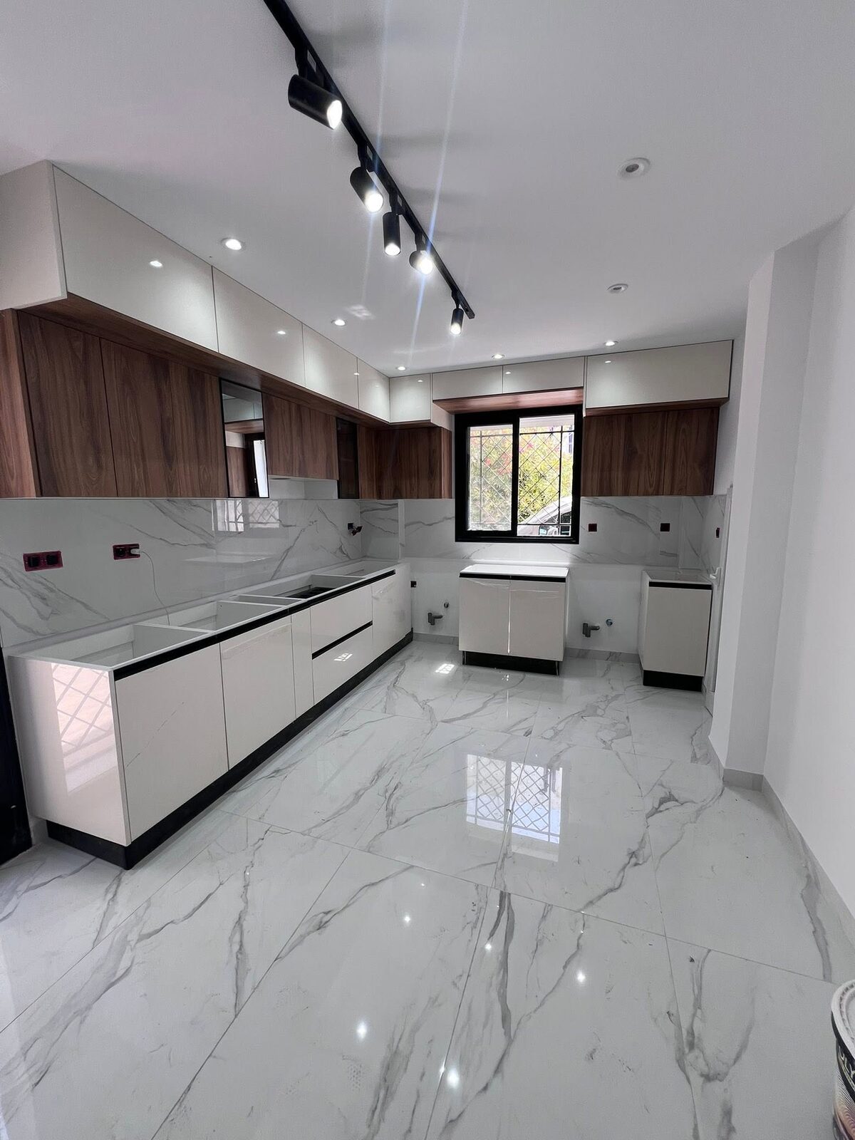 Cuisine moderne en noyer avec îlot central — Moderne · Tanger