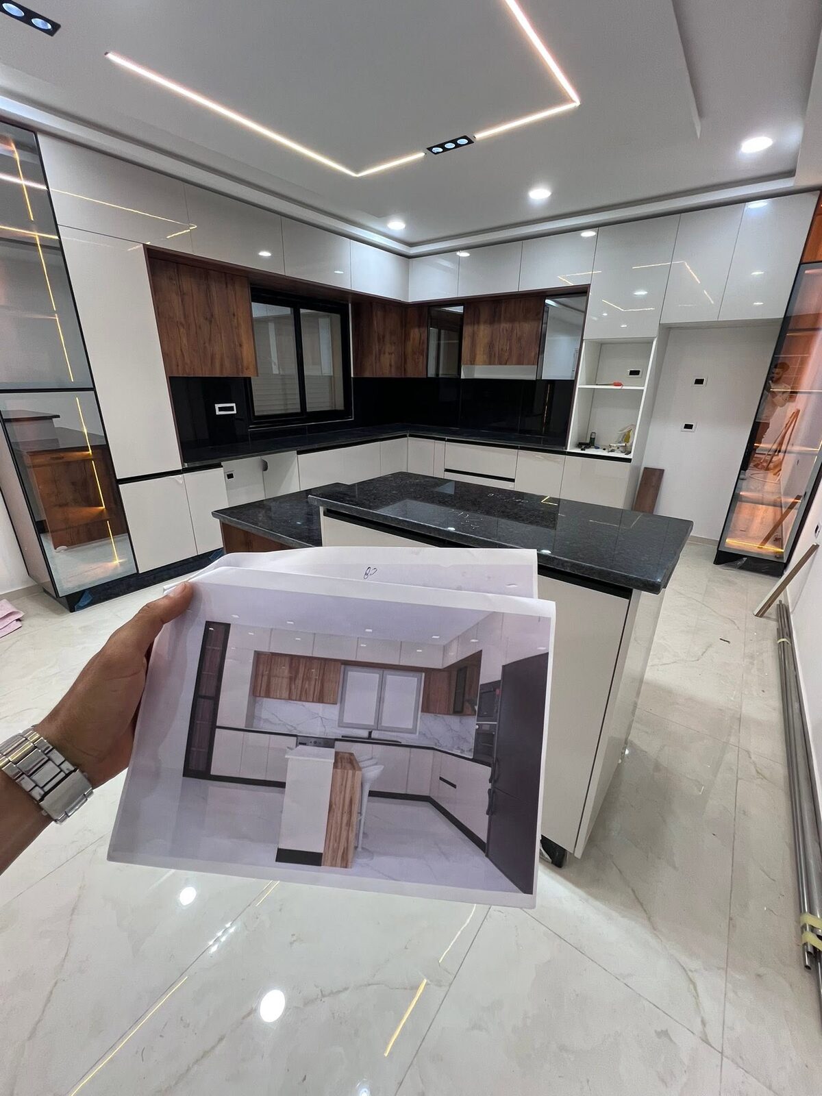 Cuisine moderne en bois de noyer avec îlot — réalisation Crafted & Kitchens à Tanger