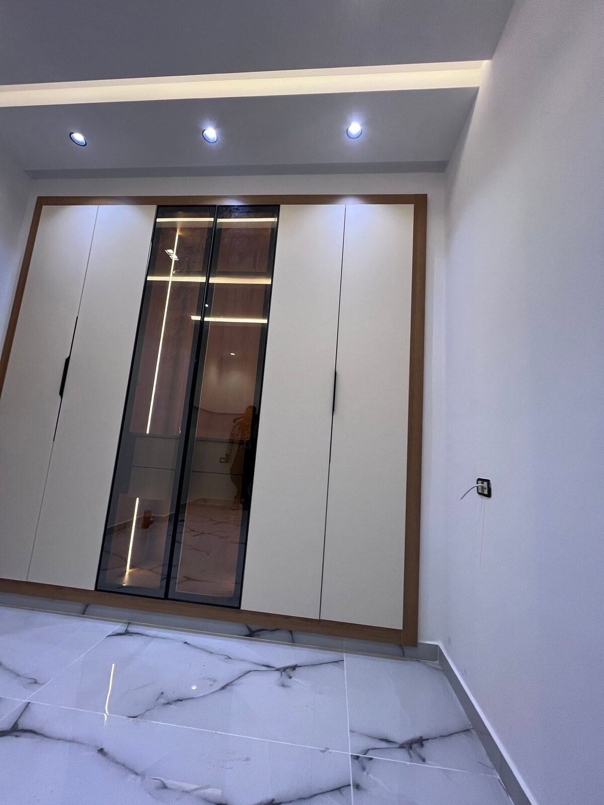 Dressing laqué blanc et chêne avec vitrine centrale — placard sur mesure à Tanger