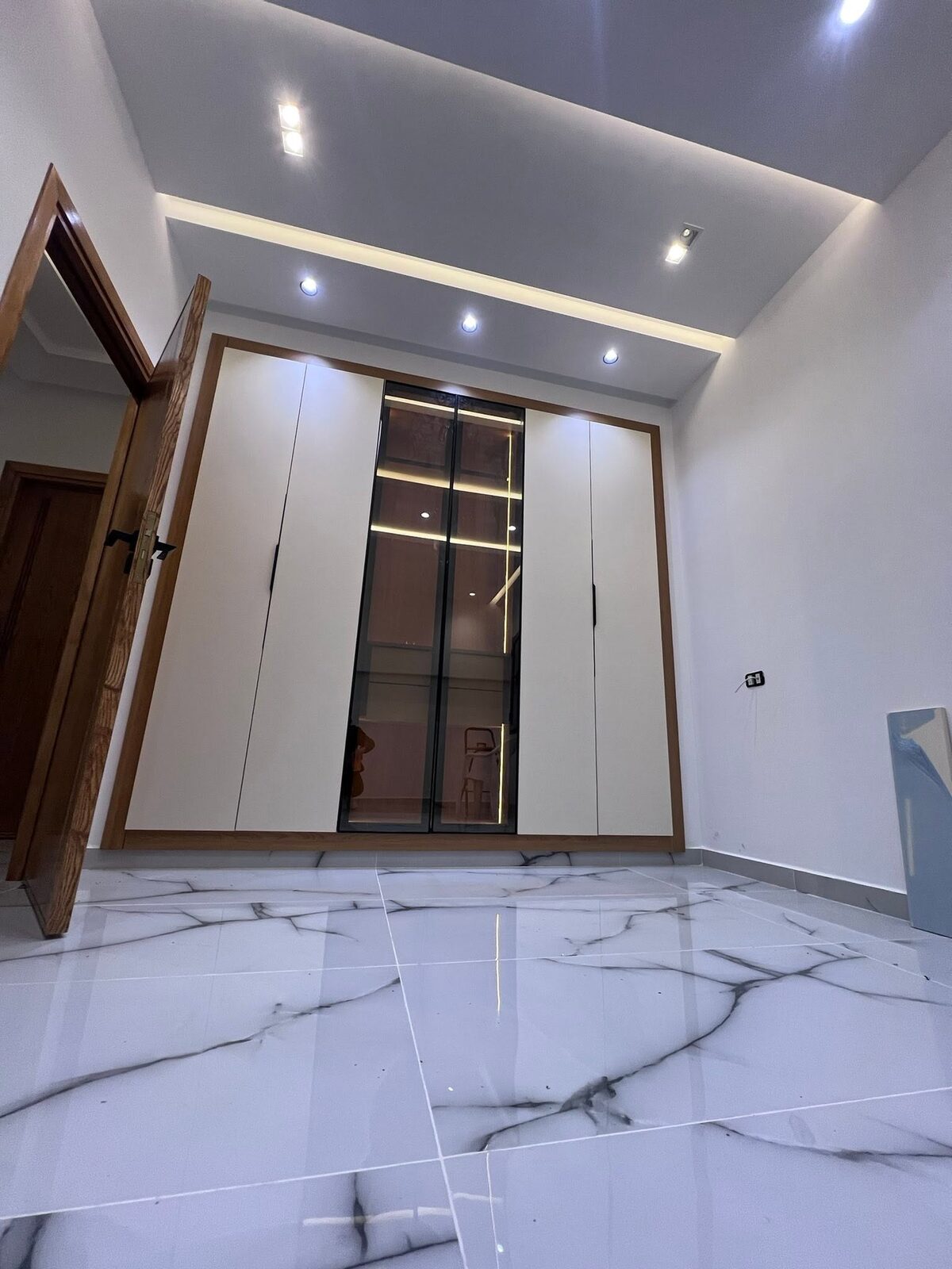 Dressing sur mesure avec vitrine éclairée et sol en marbre — réalisation à Tanger