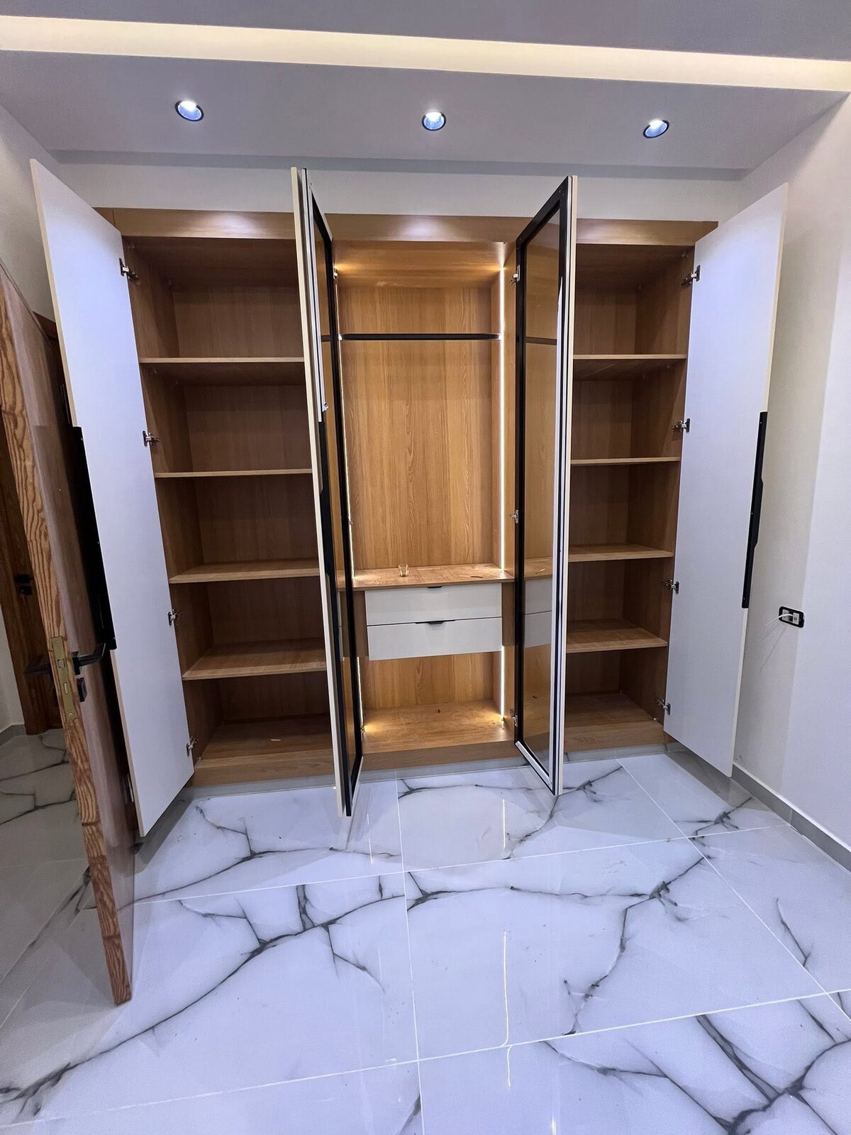 Intérieur de dressing en chêne : étagères, tiroirs et penderies — sur mesure à Tanger