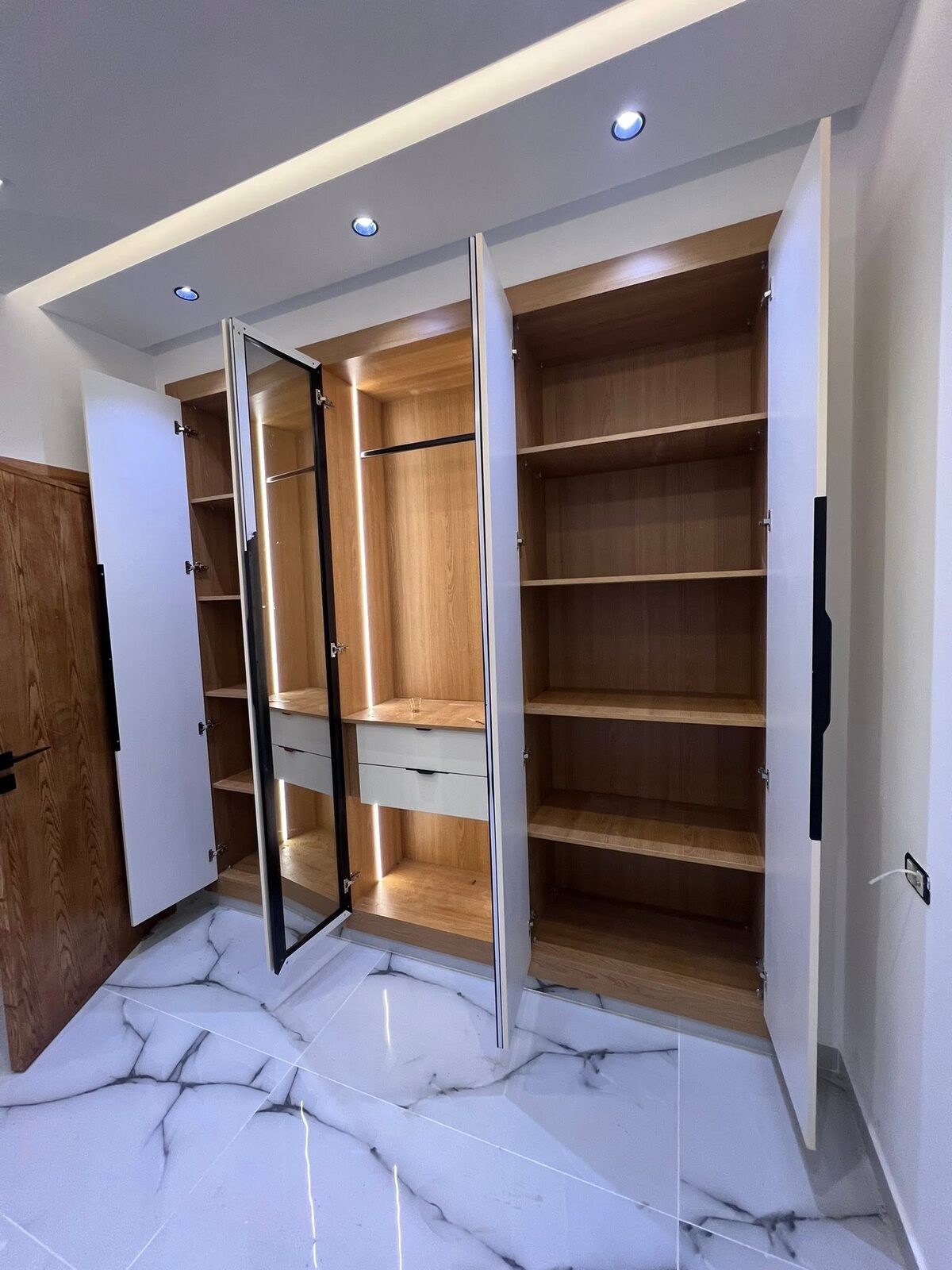 Aménagement intérieur de dressing en chêne sur mesure — réalisation Crafted & Kitchens à Tanger